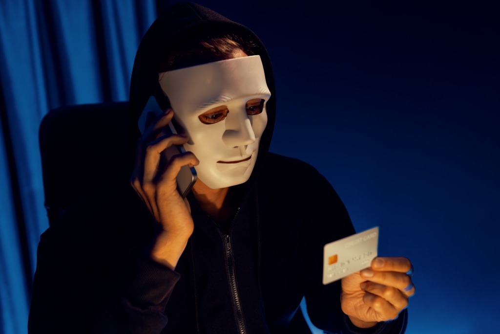 white-criminal-mask-calling-credit-card-owner-threaten-ransom-pecuniary.jpg маска