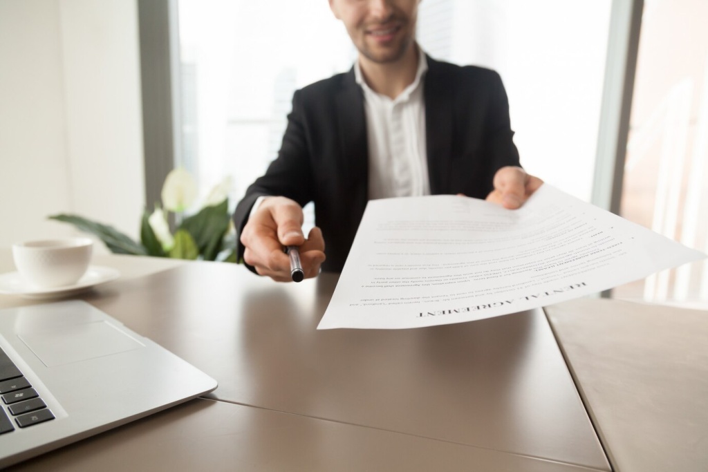 real-estate-agent-offers-sign-rental-agreement_1163-5424.jpg чашка