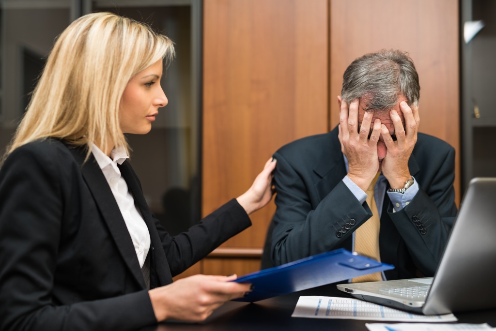 secretary-comforting-her-depressed-sad-boss.jpg должник