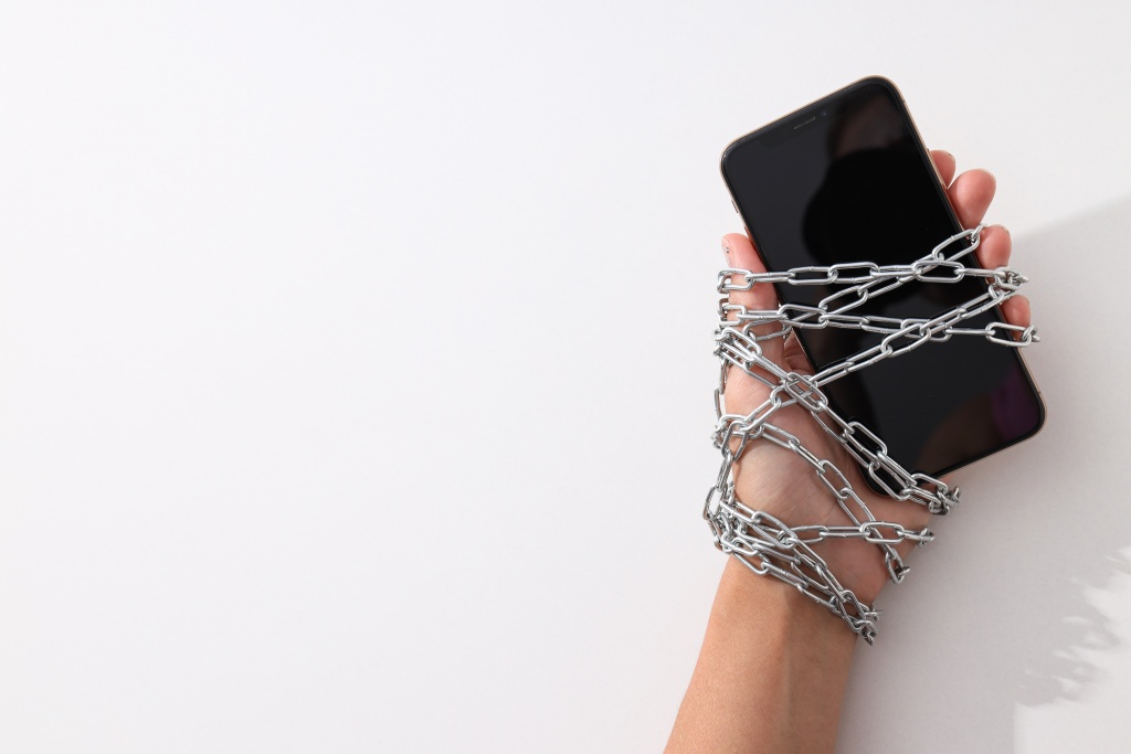 smartphone-is-encased-chain-with-lock.jpg цепь