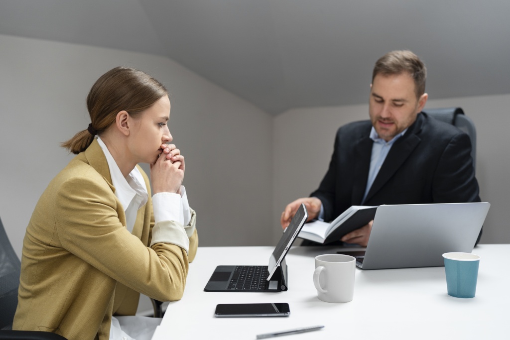 workplace-violence-taking-place-colleagues.jpg собрание