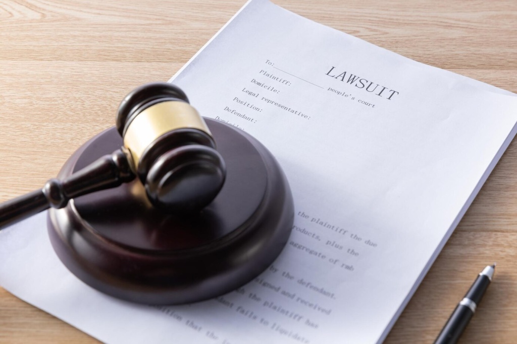 high-angle-shot-gavel-lawsuit-papers-wooden-surface_181624-57259.jpg бумага