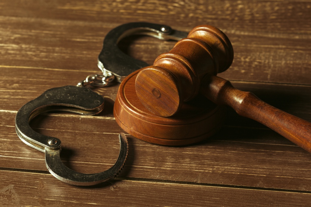closeup-view-brown-wooden-mallet-judge.jpg стол