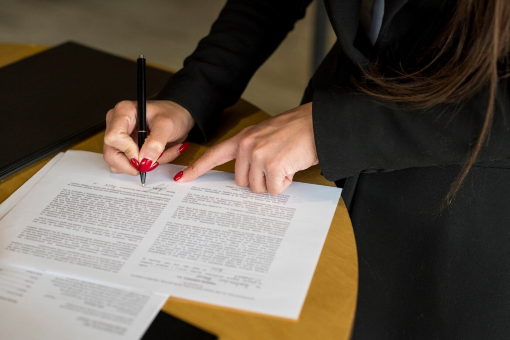 brunette-businesswoman-writing-document_23-2148142696.jpg маникюр